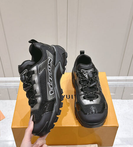 LV RUNNER TATIC SNEAKER - LVS200