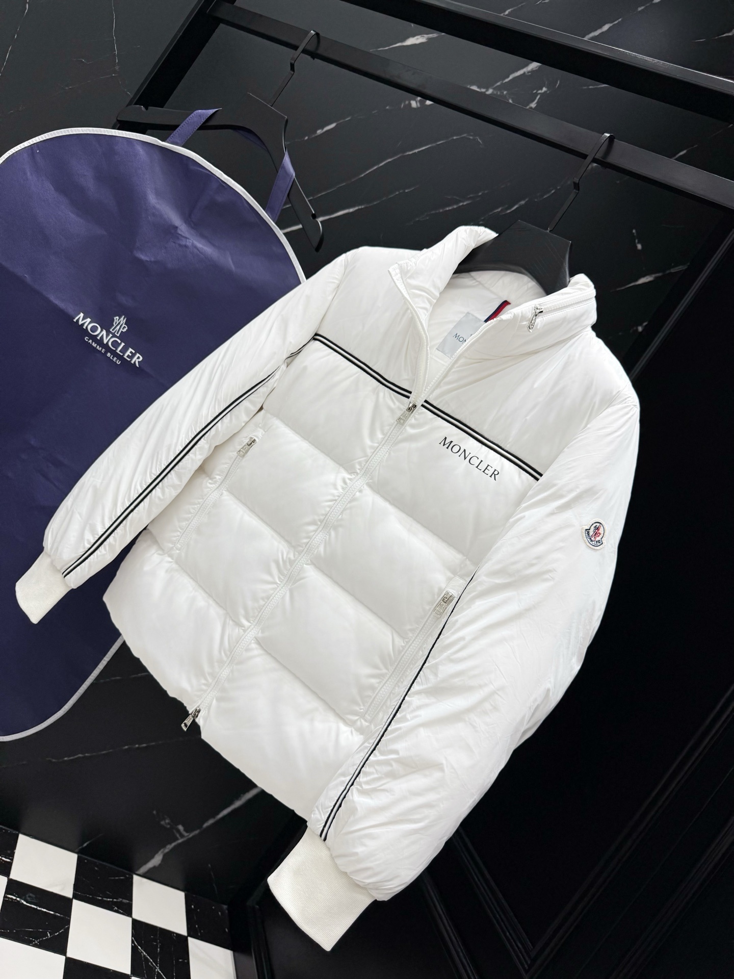 MONCLER COAT - MC064