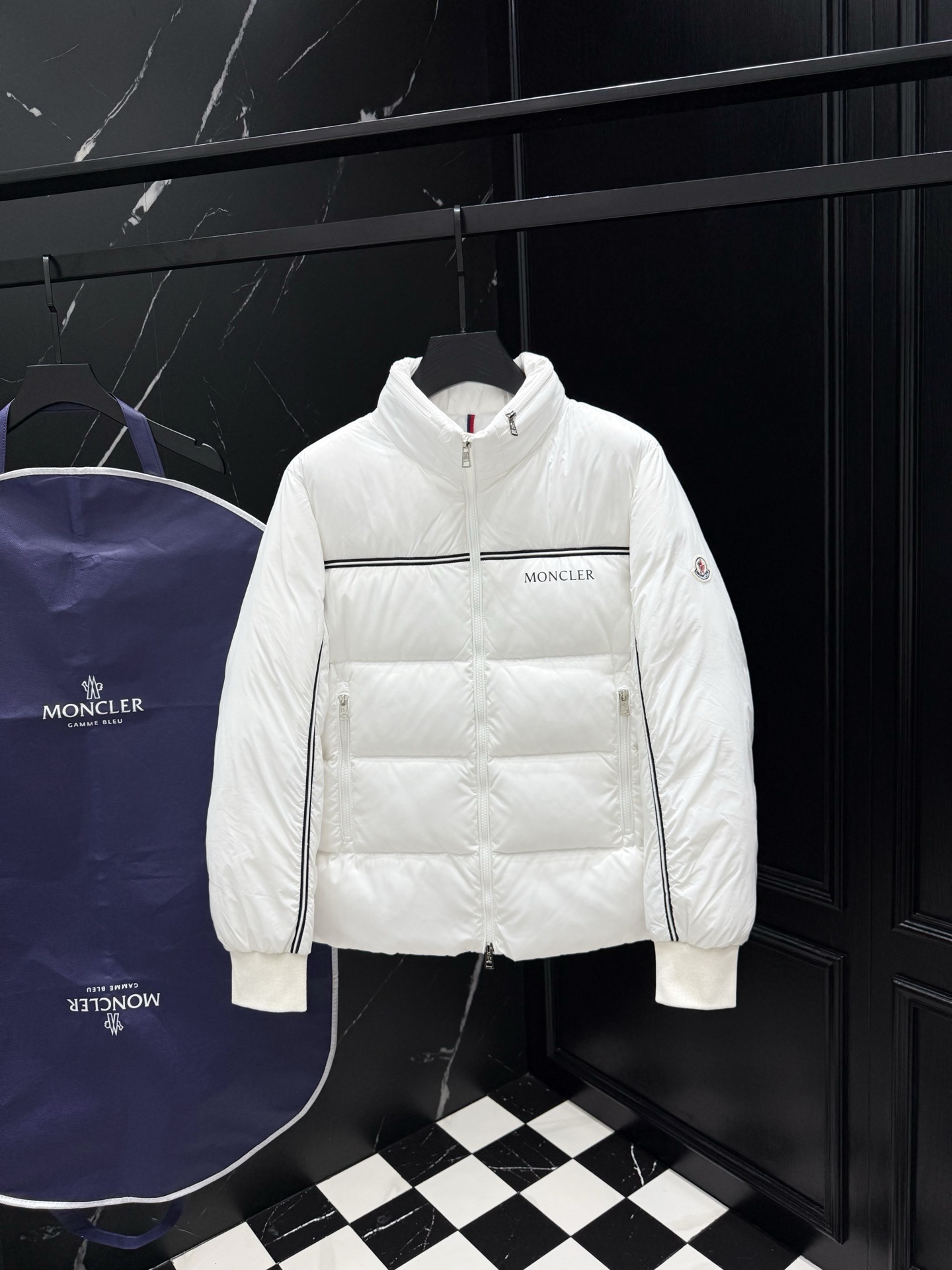 MONCLER COAT - MC064