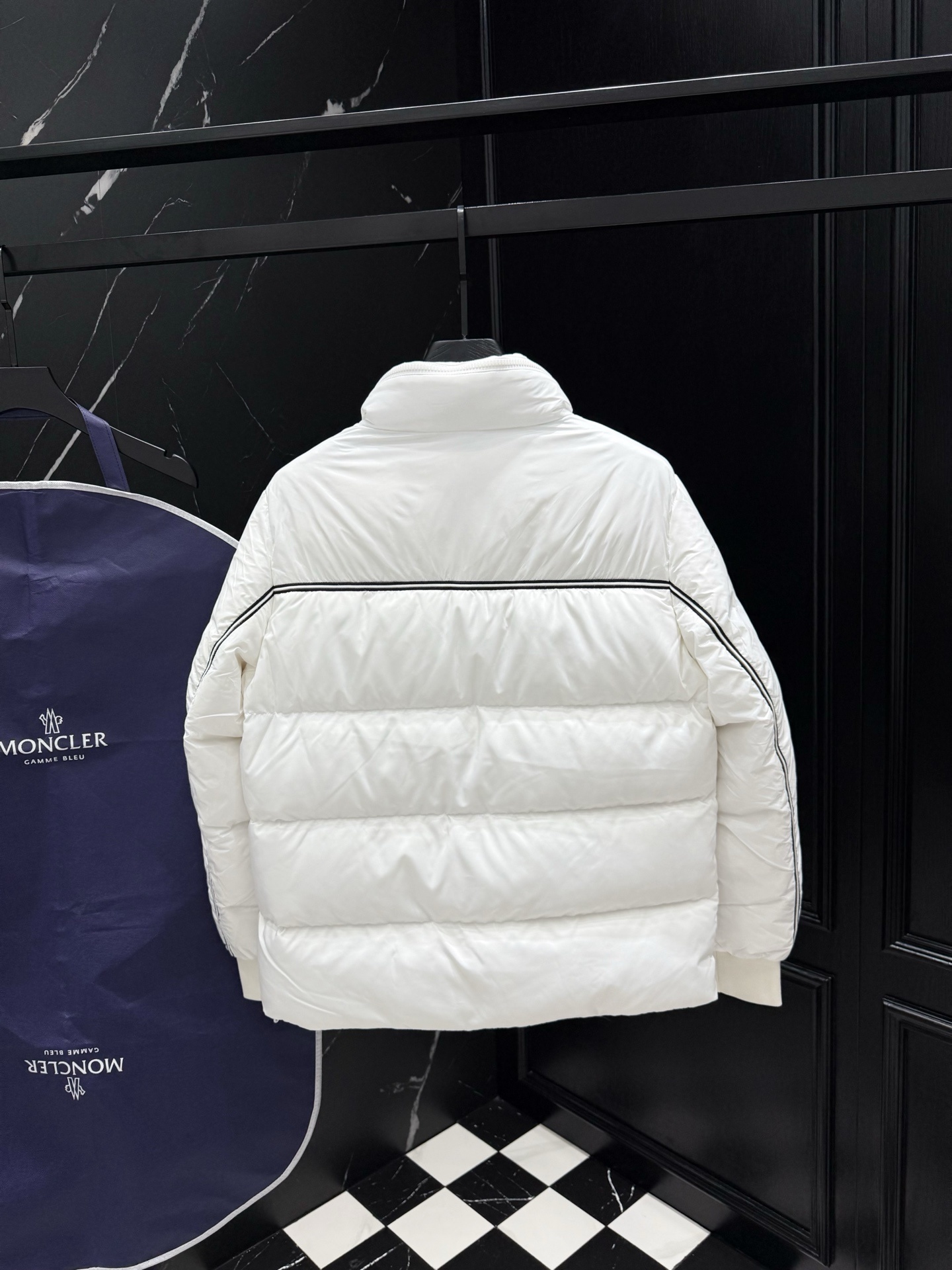 MONCLER COAT - MC064